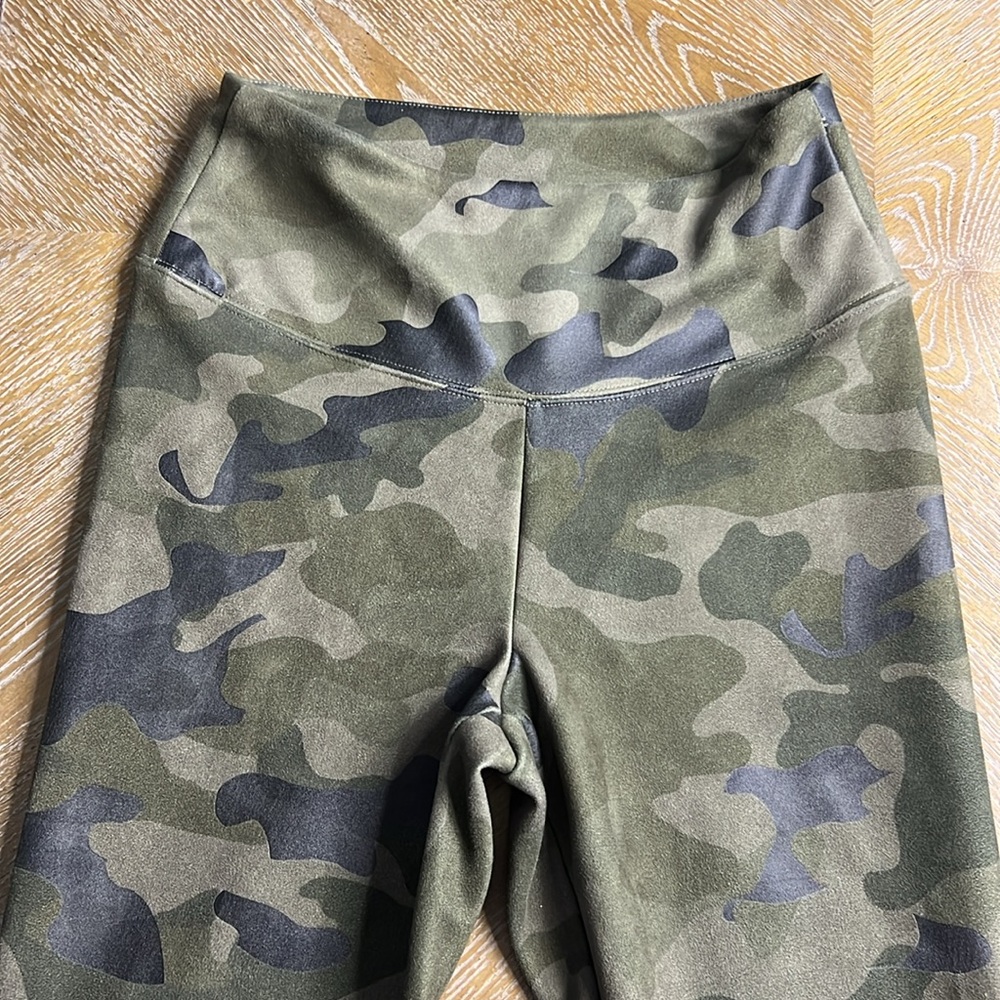 WHITE HOUSE BLACK MARKET Green Camo Runway Legging 2 - Picture 4 of 8